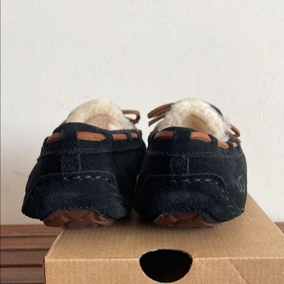 UGG Women's Dakota Slippers Black USA Women Size 7/UK 5/EU 38 - Picture 9 of 12